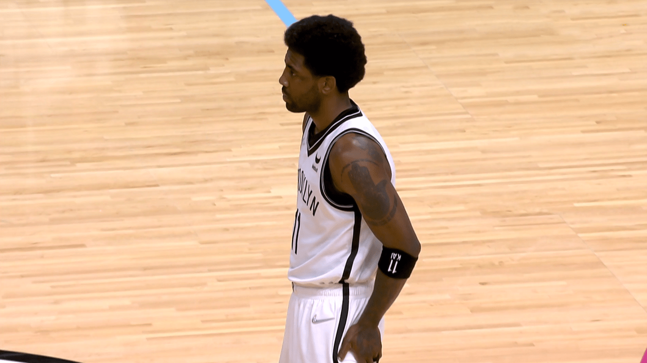 英雄联盟赛事比分-今夜欧篮联焦点战，里尔手感冰凉，更衣室稳定，轮换策略成焦点(夜语霓虹全文免费阅读)